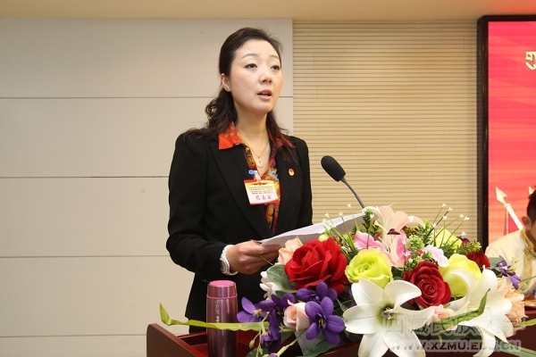 李英同志向大会作共青团西藏民族学院第十六届委员会工作报告