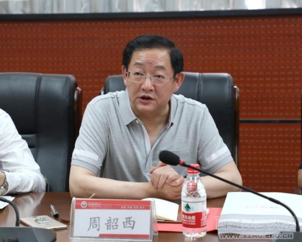 文学史编撰召集人周韶西和三个分卷主编李佳俊,蓝国华,胡沛萍教授分别