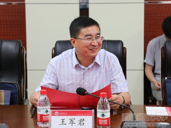 文学史编撰召集人周韶西和三个分卷主编李佳俊,蓝国华,胡沛萍教授分别