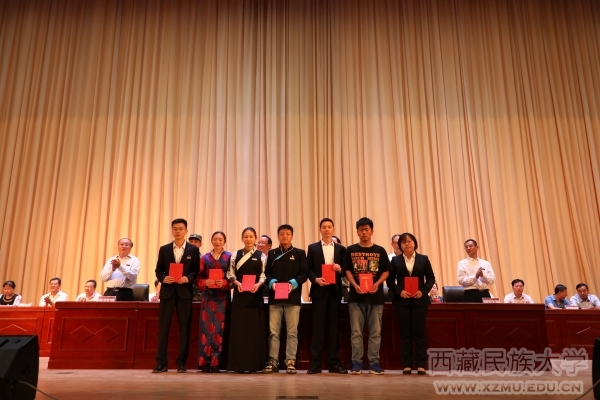 学校领导为获奖集体和个人颁奖(文:陈蕾/图:付慧莹,李杉,高鹏钰/审核